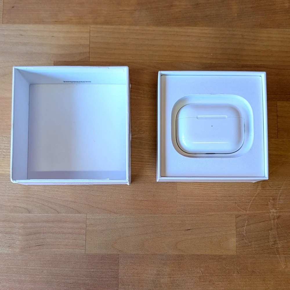 Apple AirPods Pro 2nd Gen White MagSafe Case ONLY MQD83AM/A A2698 A2699 A2700
